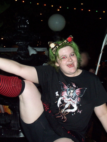 Malakelle shows leg!